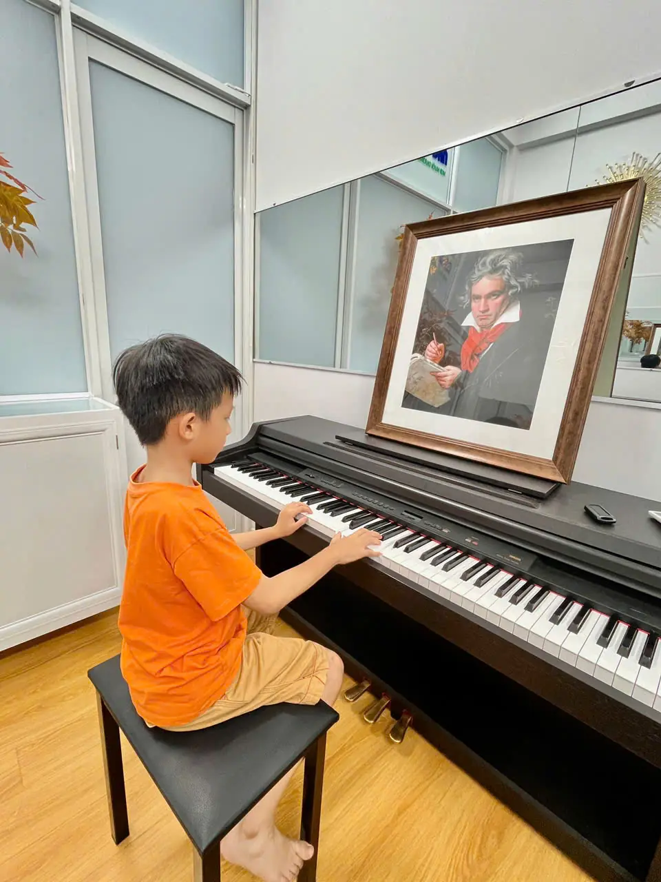 H&igrave;nh ảnh học vi&ecirc;n nh&iacute; tập trung b&ecirc;n ph&iacute;m đ&agrave;n Piano